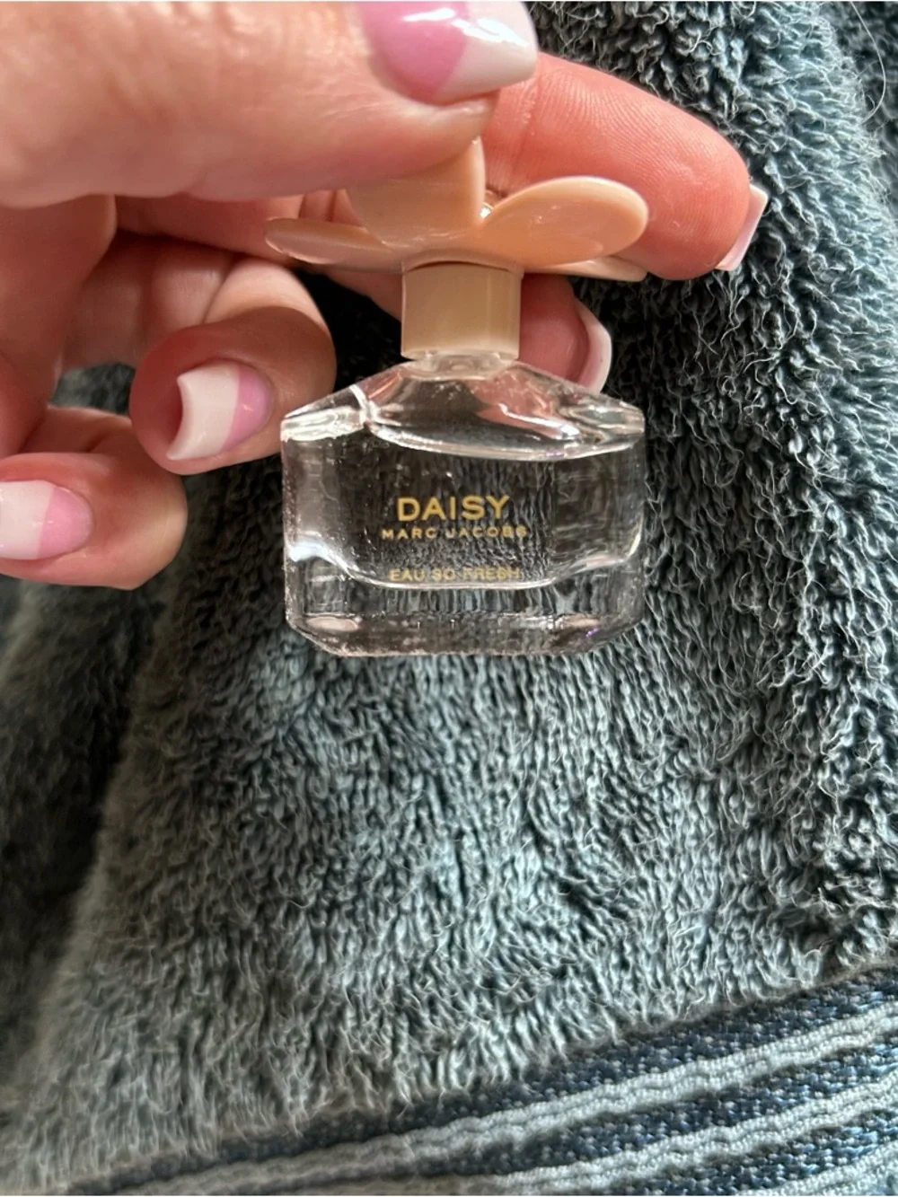 Marc Jacobs Daisy Eau So Fresh Mini Bottle with Pale Pink Flower and Gold Center - Picture 6 of 7
